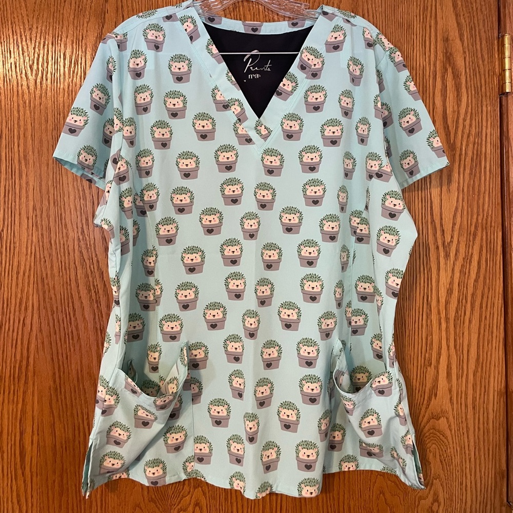 Maevn Print hedgehog scrub top size XL